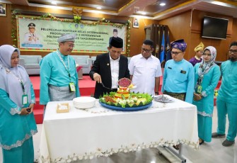 Potong Tumpeng oleh Gubernur Kepulauan Riau H. Ansar Ahmad 