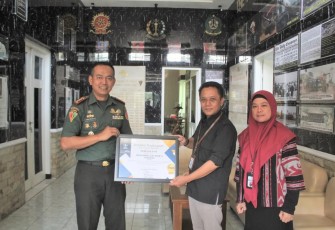 Danmenarmed 2 Putra Yudha saat Terima Piagam Penghargaan dari KPPN Malang