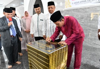 Gubernur Kepulauan Riau H. Ansar Ahmad saat Resmikan Masjid Baitul Jannah di Sekupang