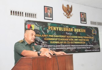 Mayor Chk Asep Saipudin, S.H. dan Kapten Chk Eko Wahyu Siswanto, S.T, S.H. memberikan pemahaman tentang hukum dengan tema, “Melalui Penyuluhan Hukum Kita Tingkatkan Kesadaran Hukum Prajurit Dalam rangka Mendukung Tugas Pokok TNI-AD.” 