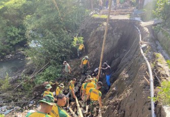 Prajurit Yonkes 2/Yudha Bhakti Husada saat Gotong Royong Bantu Perbaikan Jalan Akibat Longsor