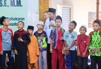 Gubernur Ansar saat Panjatkan Doa Keselamatan dan Shalawat Bersama Anak-anak 