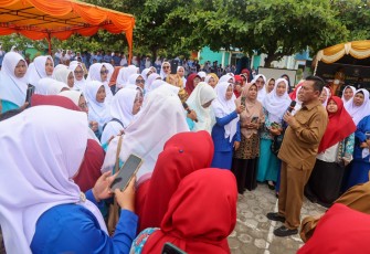 Gubernur Ansar saat Beri Motivasi Siswa-Siswi SMAN 1 Kundur, Karimun 