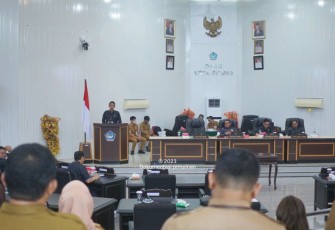 Wakil Walikota Bitung Hengky Honandar saat mengikuti Rapat Paripurna DPRD kota Bitung