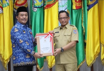 Kepala Badan Strategi Kebijakan (BSKDN) Kementerian Dalam Negeri (Kemendagri) Yusharto Huntoyungo menerima Daftar Isian Pelaksanaan Anggaran (DIPA) Tahun 2024 dari Menteri Dalam Negeri (Mendagri) Muhammad Tito Karnavian