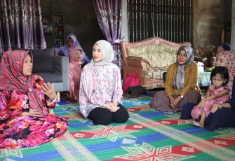 Pemerintah Kabupaten Bintan melalui Ketua TP PKK Bintan Hafizha Rahmadhani saat datang mengunjungi Sisfa di rumah ibu asuhnya, Jum'at (06/10) di Gang Kapas Desa Lancang Kuning.