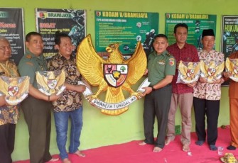 Seniman Wahyu Diwonoto saat Berikan Garuda Pancasila Kepada Kasdim 0807/Tulungagung