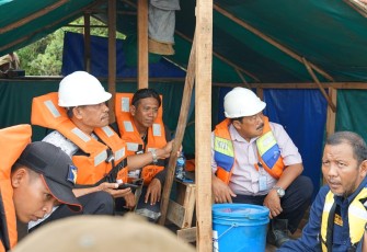 SPAM BP Batam saat Lakukan Penutupan Pintu Air dan Patroli Waduk Duriangkang