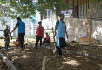 Babinsa Timika Bantu Pembuatan Bak Lompat Jauh