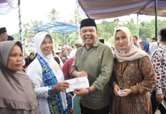 Pj Sekretaris Daerah (Sekda) Parlindungan Harahap, saat Silaturrahmi Ramadan 1444 H/ 2023 M Pemerintahan Kabupaten Tapsel di Masjid Ar Rusda, Desa Batu Hula, Kecamatan Batang Toru