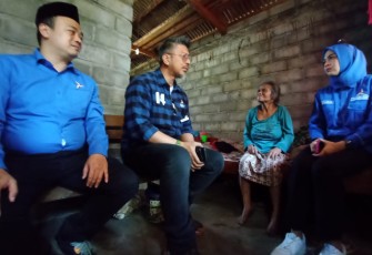 Fungsionaris DPP Partai Demokrat, Renville Antonio saat sambangi Mbok Warni yang Hidup Seorang Diri