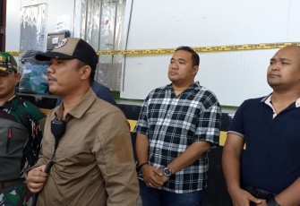 Kapolres Bitung bersama Bersama Dandim 1310/Bitung Dan Wakapolres beserta Kasat Reskrim saat memberikan keterangan