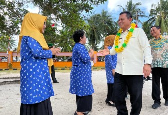 Gubernur bersama Ketua Komisi 4 DPRD Kepri saat tiba di Kabupaten Natuna 