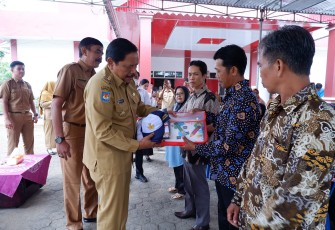 Bupati Mian Salurkan Bantuan Seragam dan Peralatan Belajar Siswa Tingkat SD dan SMP