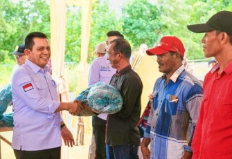 Gubernur Kepulauan Riau H. Ansar Ahmad saat bertemu nelayan