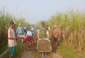 Serda Sugiarto Kerja Bakti Padatkan Jalan Desa