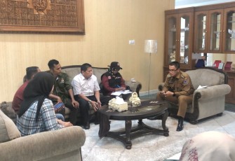 Petugas Pemutakhiran Data Pemilih (Pantarlih) didampingi Ketua KPU Kota Payakumbuh mendatangi rumah dinas Pj. Wali Kota.