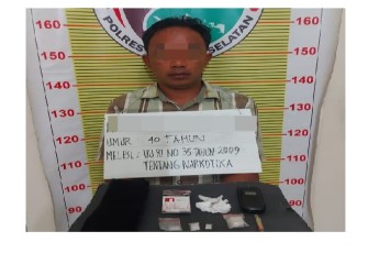 Tersangka berikut barang bukti,  saat berada di Sat Resnarkoba Polres Tapsel guna pemeriksaan lebih lanjut
