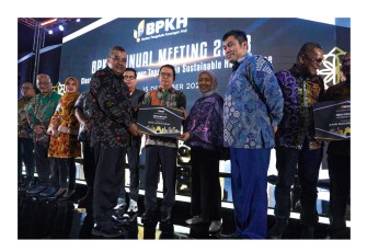Unit Usaha Syariah (UUS) Bank Jatim berhasil meraih tiga penghargaan sekaligus dari Badan Pengelola Keuangan Haji (BPKH) pada kegiatan Annual Meeting & Banking Award 2023