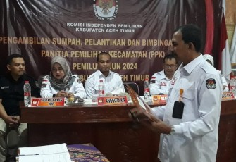 Ketua KIP Aceh Timur saat Lantik 120 PPK Dalam Kabupaten Aceh Timur