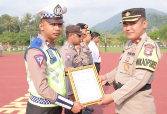 Wakapolres Lingga Pimpin Upacara Pemberian Penghargaan untuk Personel Berprestasi