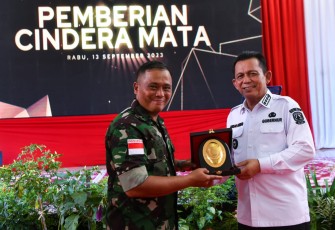 Gubernur Ansar saat Hadiri Lepas Sambut Danrem 033/WP    