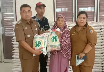 Bupati Batu Bara saat Salurkan Bantuan Beras pada Warsi