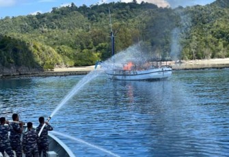 TNI AL Bantu Padamkan Kebakaran Kapal KLM Indosiren di Papua 