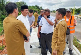 Gubernur Kepulauan Riau H. Ansar Ahmad saat meninjau lokasi