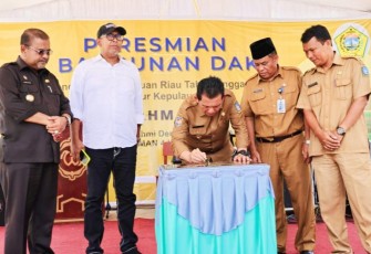 Gubernur Ansar saat Resmikan Laboratorium Kimia SMA Negeri 4 Karimun 