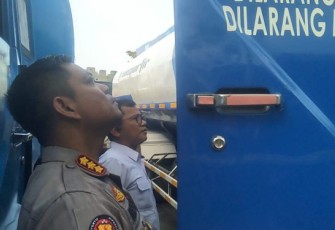 Tim Direktorat (Dit) Reskrimsus Polda Sumut bersama Polres Tanjungbalai mengungkapkan perkara tindak pidana pengangkutan solar seberat 71 ton tanpa izin resmi.