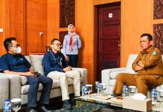 Gubernur Kepulauan Riau H. Ansar Ahmad saat mendampingi kunjungan jajaran PT Sarana Multi Infrastruktur ke Tanjungpinang, Senin (13/02).