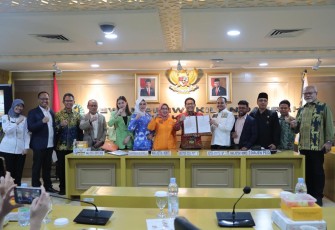 Menteri Desa, PDT dan Transmigrasi Abdul Halim Iskandar didampingi Dirjen PDP Sugito, Dirjen PEID Harlina Sulistyorini dan  Direktur Fasilitasi Pemanfaatan Dana Desa Luthfy Latief menghadiri Undangan Rapat Kerja Komite I DPD RI dengan Agenda Pembahasan RUU tentang Perubahan atas Undang-Undang Nomor 6 Tahun 2014 tentang Desa yang bertempat di Ruang Rapat Sriwijaya Gedung B DPD RI. Senin (13/11/2023).  Dok. Sigit Purwanto/ Humas Kemendes PDTT