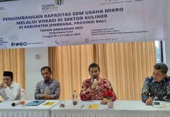Asdep Pengembangan Kapasitas Usaha Mikro Deputi Bidang Usaha Mikro Kementerian Koperasi dan UKM Ari Anindya Hartika, saat membuka acara Pengembangan Kapasitas Usaha Mikro Melalui Vokasi di Sektor Kuliner, di Kabupaten Jembrana, Bali, Jumat (10/3).