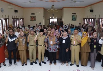 Bupati Trenggalek, Mochamad Nur Arifin, saat membuka pelatihan wirausaha baru Female Preneur Perempuan Hebat di sektor perikanan, Senin (7/8/2023) di Balai Benih Ikan Trenggalek.