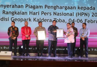 Pemberian penghargaan SMSI kepada para mitra.