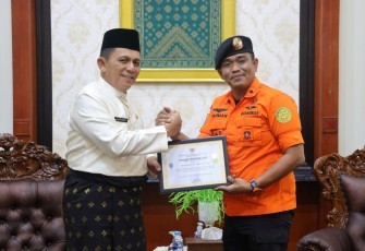 Gubernur Kepri saat Berikan Apresiasi ke Kakansar Natuna Atas Dukungan Operasi di Pulau Serasan 