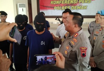Kapolres Demak AKBP Budi Adhy Buono didampingi Kasat Reskrim AKP Winardi dan Kasi Humas AKP Agus Tri saat konferensi pers kasus dugaan pembunuhan di tempat hiburan.
