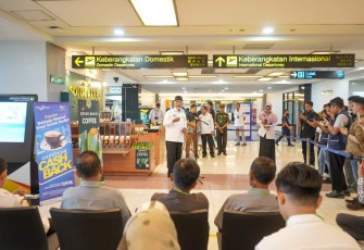 Gubernur Sumatra Barat, Mahyeldi Ansharullah pada saat meresmikan pembukaan gerai kopi "Solok Radjo" di area Bandara Internasional Minangkabau (BIM) Padang Pariaman.