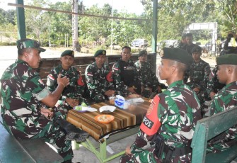 Danrem 121/ABW Kunjungi Pos Satgas PAMTAs RI-Malaysia Yonarmed 10/Brajamusti 