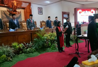 Prosesi pengambilan sumpah janji Pengganti Antar Waktu (PAW) massa jabatan 2019 - 2024 oleh Ketua DPRD Kabupaten Tulungagung