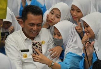 Gubernur Kepulauan Riau H. Ansar Ahmad saat berswafoto bersama para siswa