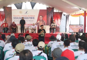 Petugas BPOM dan anggota DPR RI saat bertemu dengan ratusan pelaku usaha kuliner dan ibu rumah tangga di Desa Kapuan kecamatan Cepu kabupaten Blora.