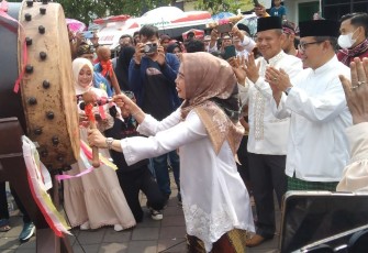 Bupati Demak dr Hj Eisti'anah menabuh bedug menandai dimulainya Festival Megengan dan Kirab Budaya Kota Wali 2023, dalam rangka memeringati Hari Jadi Ke-520 Kabupaten Demak. 