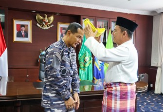 Gubenur Ansar saat Terima Silaturahmi Pangkoarmada I Laksamana Muda TNI Erwin S. Aldedharma 