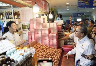 Mendag Zulhas saat Sidak Harga dan Bahan Pokok di Pasar Senen