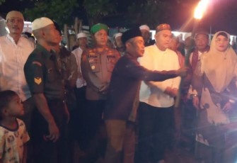 Sejumlah personel Polres Tapanuli Selatan (Tapsel), mengawal prosesi Pawai Obor dalam rangka menyambut Tahun Baru Islam 1 Muharram 1445 Hijriah di Batang Angkola dan sekitarnya, Selasa (18/7/2023) malam