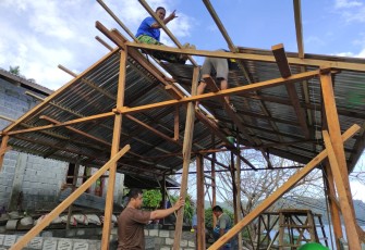 Anggota satgas TMMD Kodim 1310/Bitung saat melaksanakan pekerjaan dengan di bagi dua tim