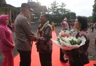 Penyambutan di gerbang masuk Setukpa Lemdiklat Polri oleh Kasetukpa Lemdiklat Polri Brigjen Pol Mardiaz Kusin Dwihananto, S.I.K., M.Hum didampingi Ketua Bhayangkari Cabang 04 Setukpa Ny. Tasha Mardiaz, yang diiringi prosesi pedang pora, tarian lengser dan atraksi Drumb Corps Canka Lodaya Setukpa Lemdiklat Polri.