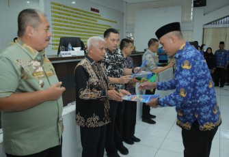 Bupati Serahkan Petikan Keputusan Bupati Asahan Tentang Pengangkatan PPPK 